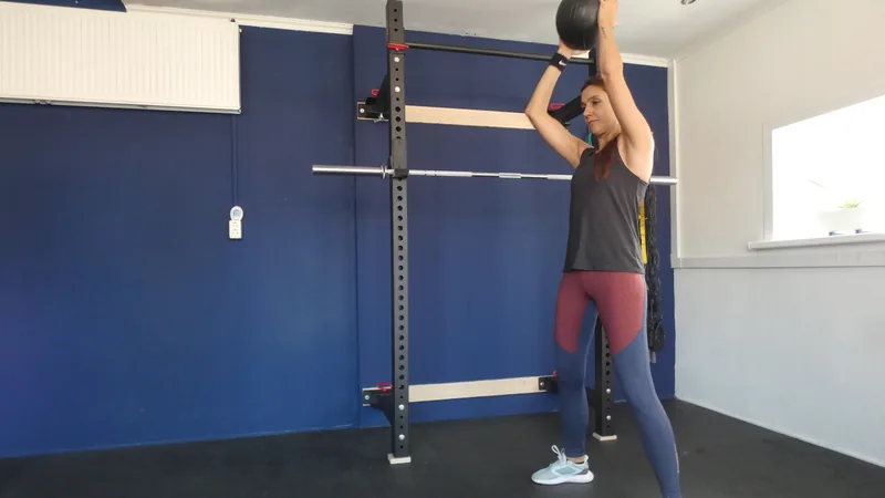 De trainingszaal van Convert2Fit met een lid dat met een halter traint